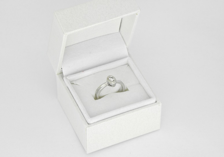 Ovaler Brillantsolitärring zur Verlobung