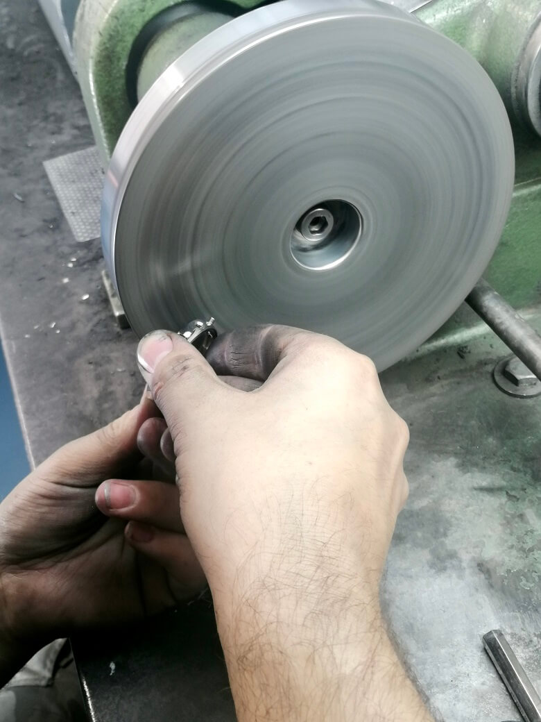 Das Gehäuse wird maschinell geschliffen.