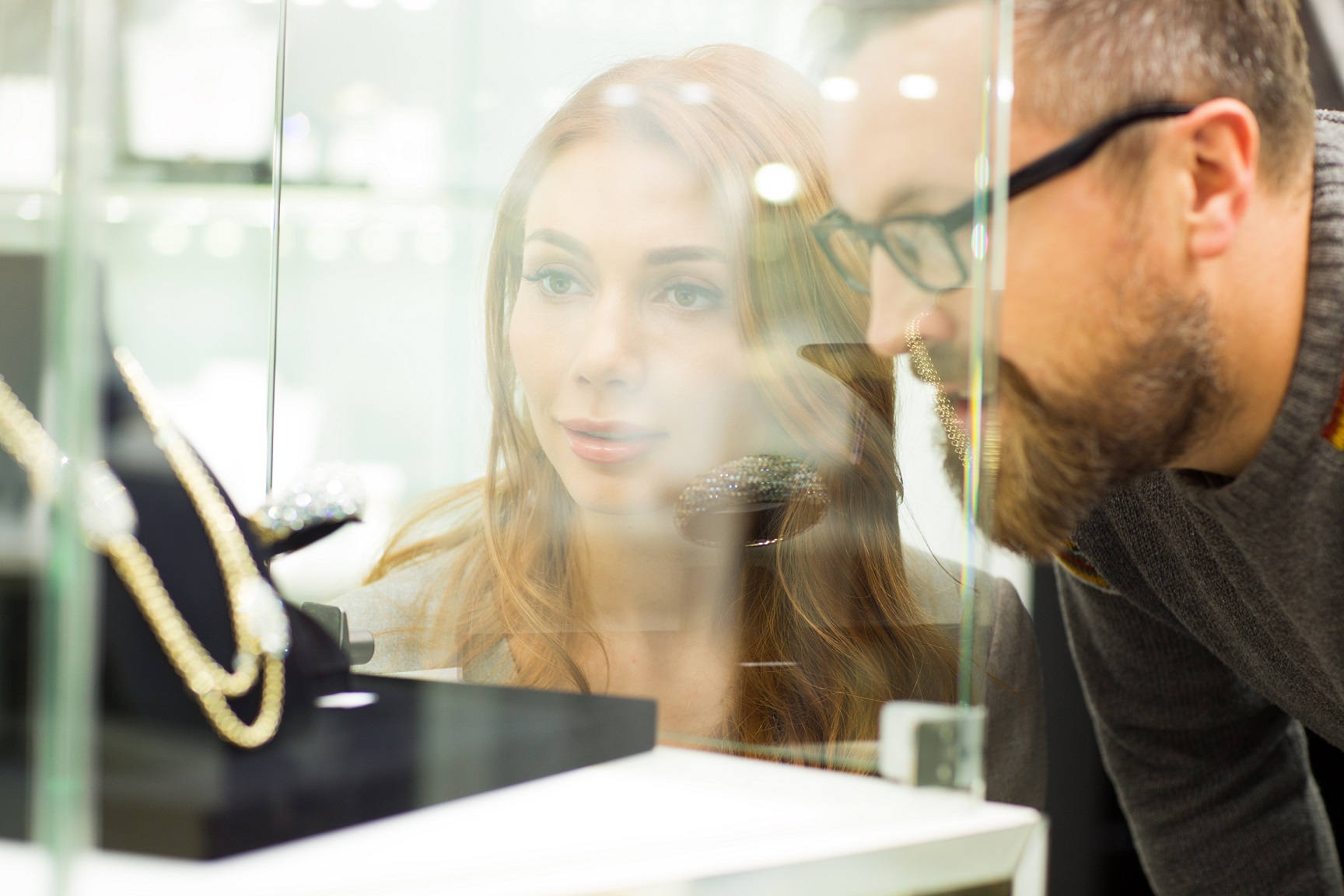 Paar beim Schmuck-Kauf