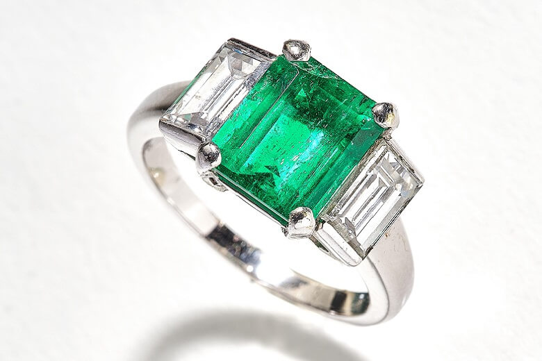 Smaragd-Ring aus Weißgold mir Diamanten