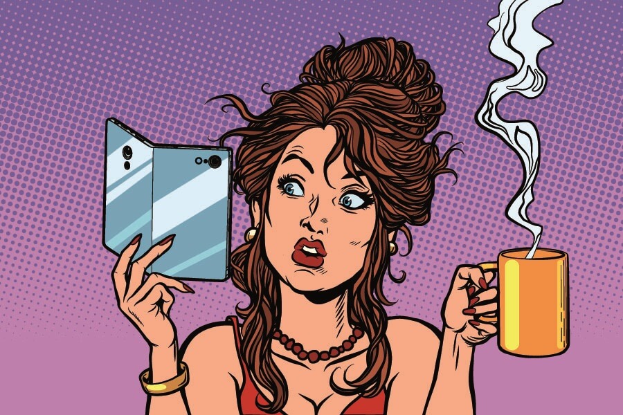 Kaffee trinkende Frau mit faltbarem Smartphone