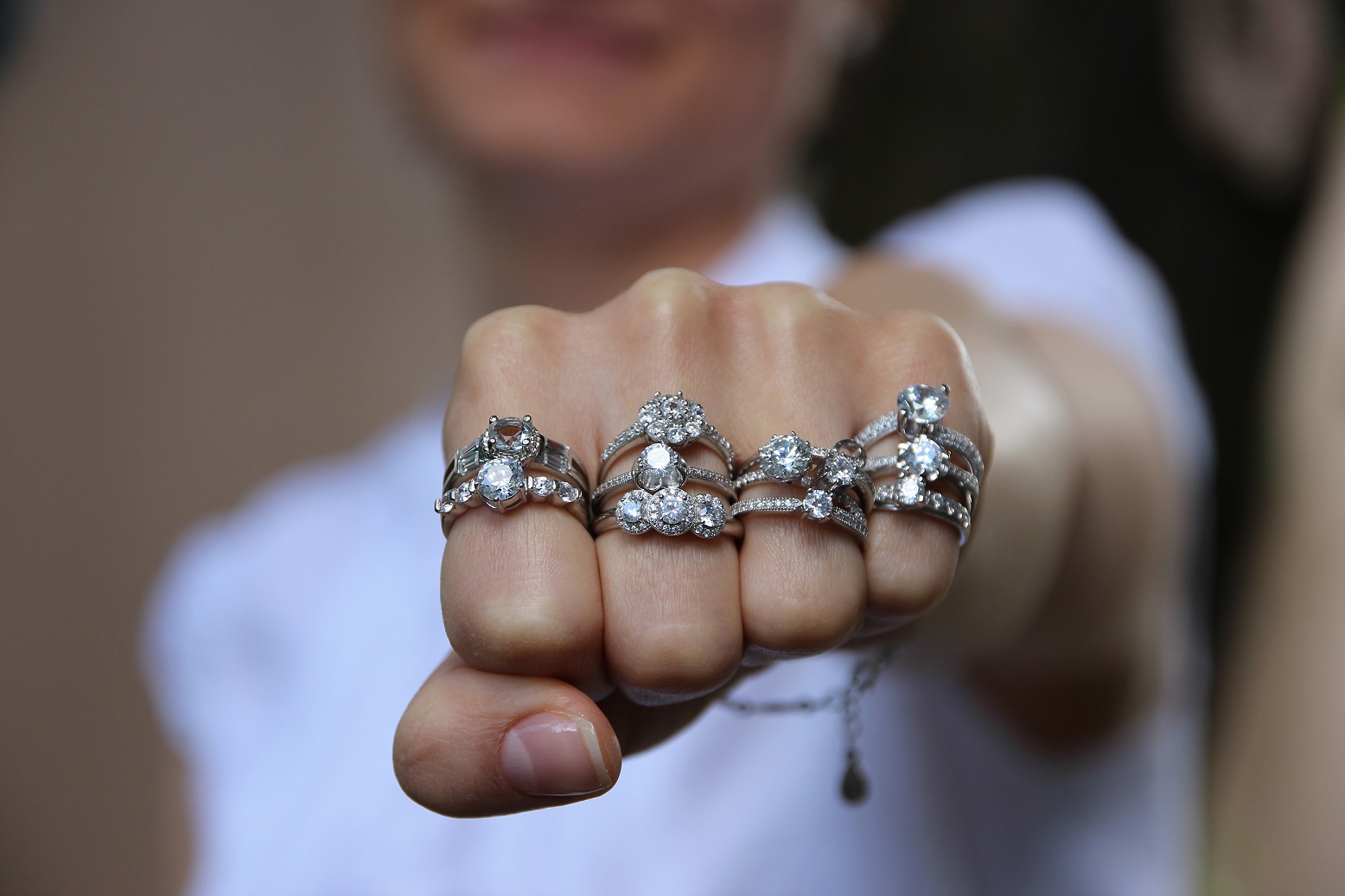 Weibliche Faust mit Diamantringen