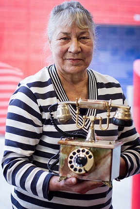 Frau mit originellem Telefon