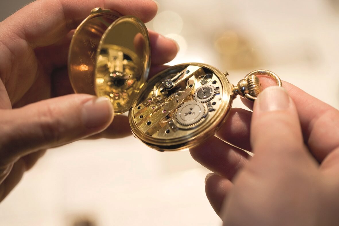 In der Volksbank Niederösterreich kannst du Schmuck, Bilder und Antiquitäten kostenlos von Dorotheum-Experten schätzen lassen