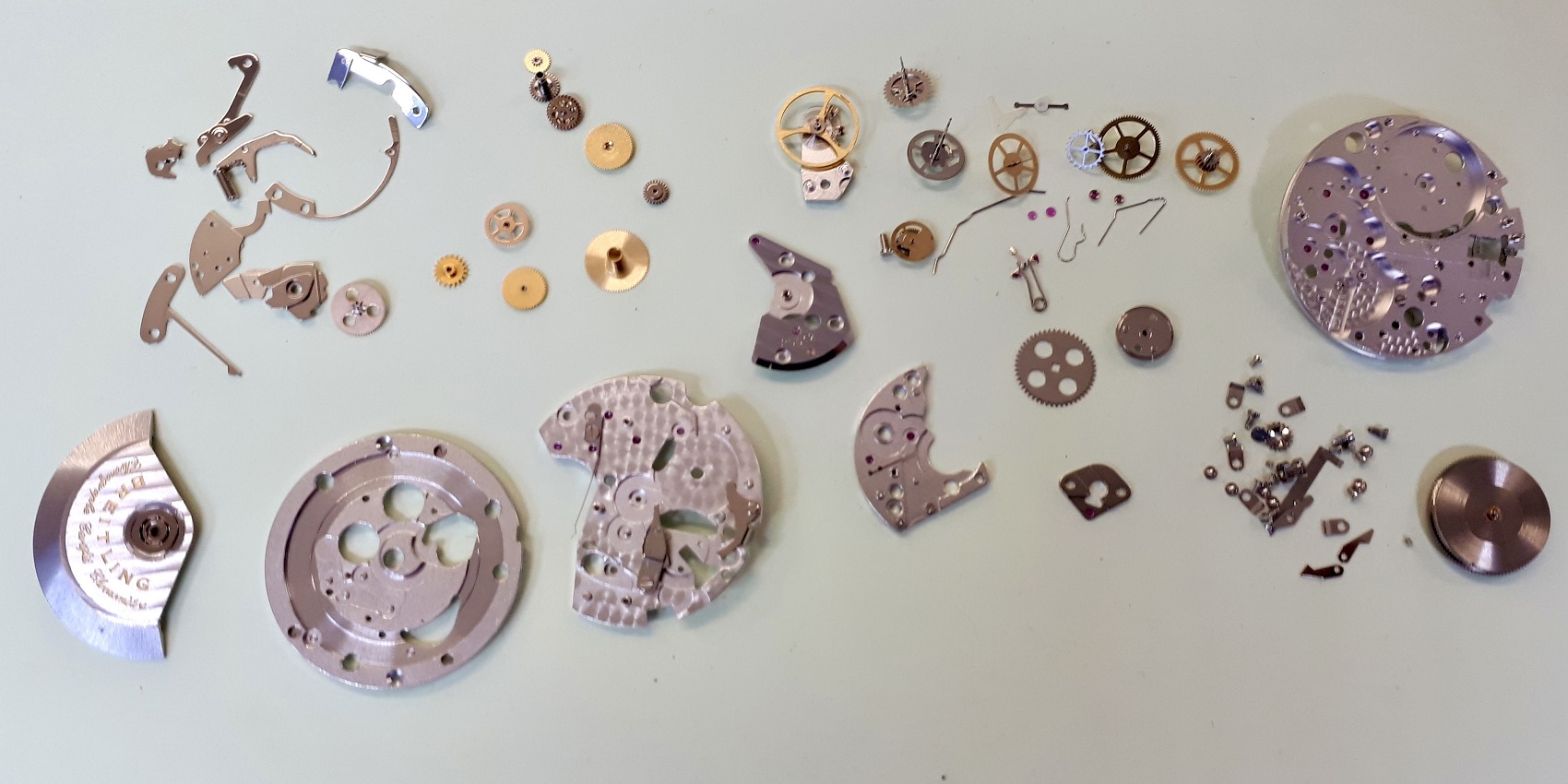 Einzelteile eines Uhrwerks