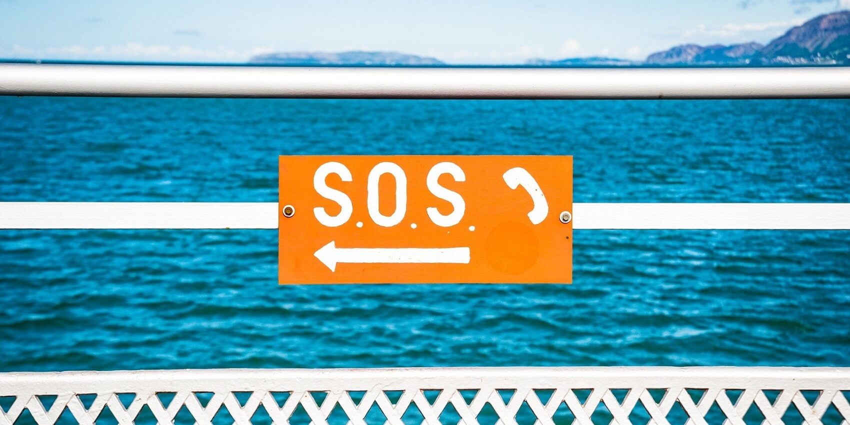 Notruf-Telefon-Signal am Strand