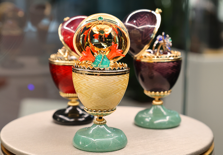 Fabergé in Bloom.  Moderne Ei Objekte