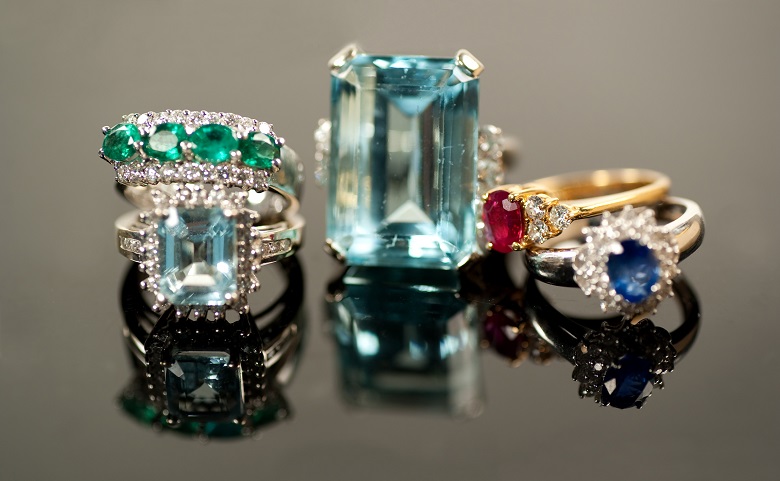 Ringe mit verschiedenen Farbsteinen