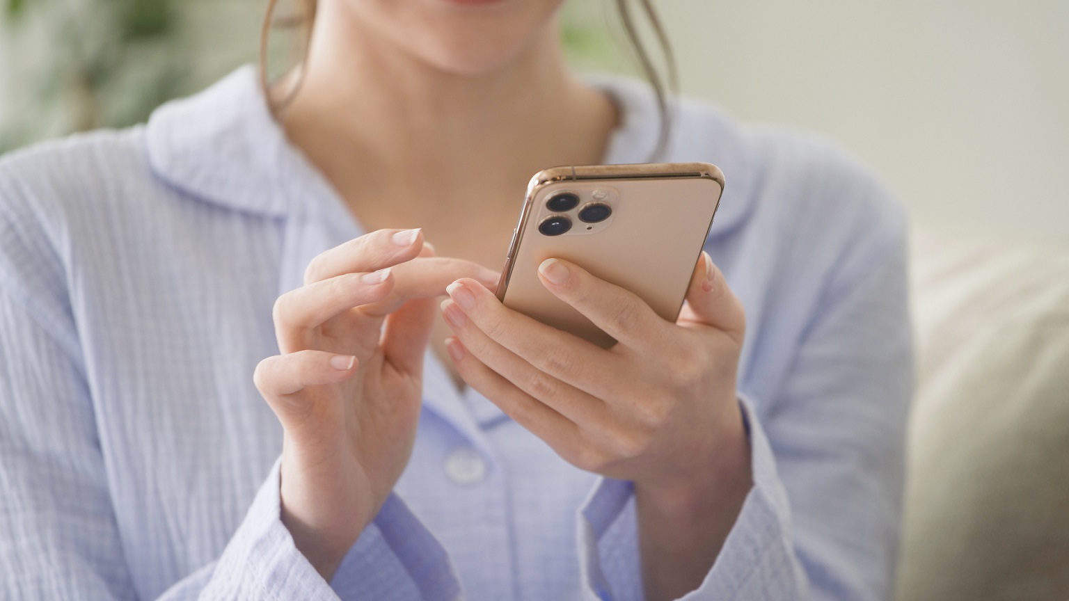 Frau bedient Smartphone für ein Technik Darlehen